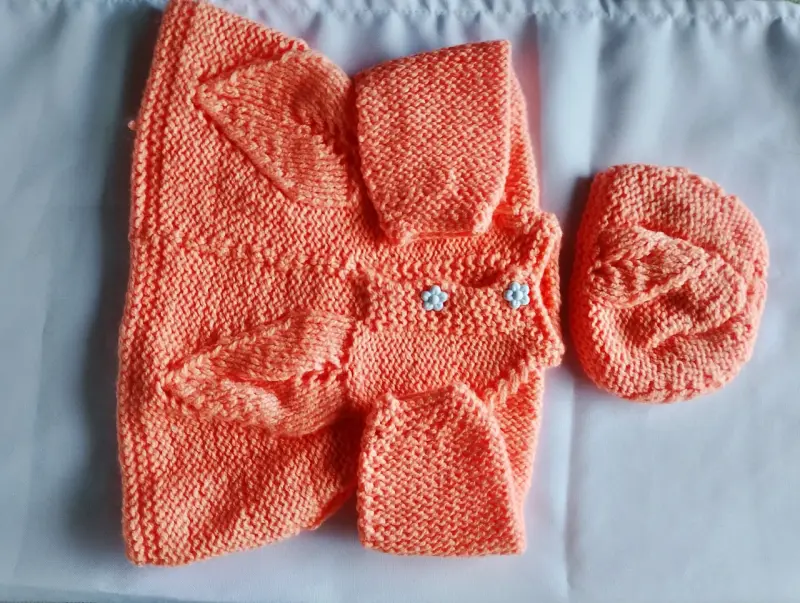 Conjunto tejido para bebé color coral
