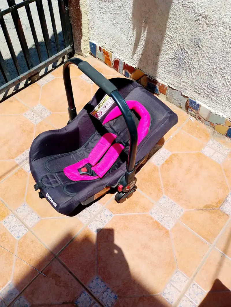 Silla de Auto Bebesit Negra y Fucsia - 1