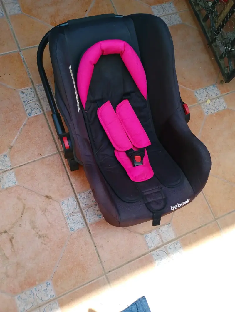 Silla de Auto Bebesit Negra y Fucsia - 3