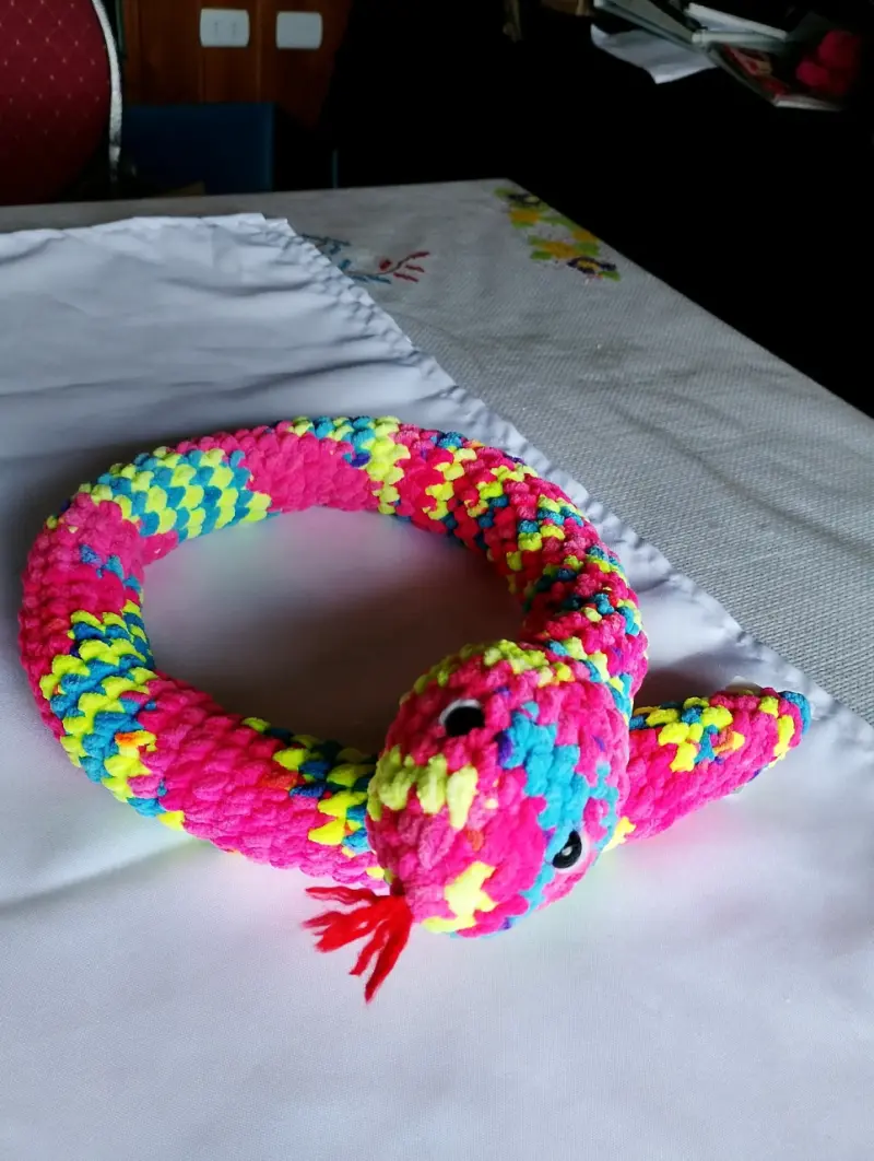 Serpiente tejida a crochet multicolor para niños