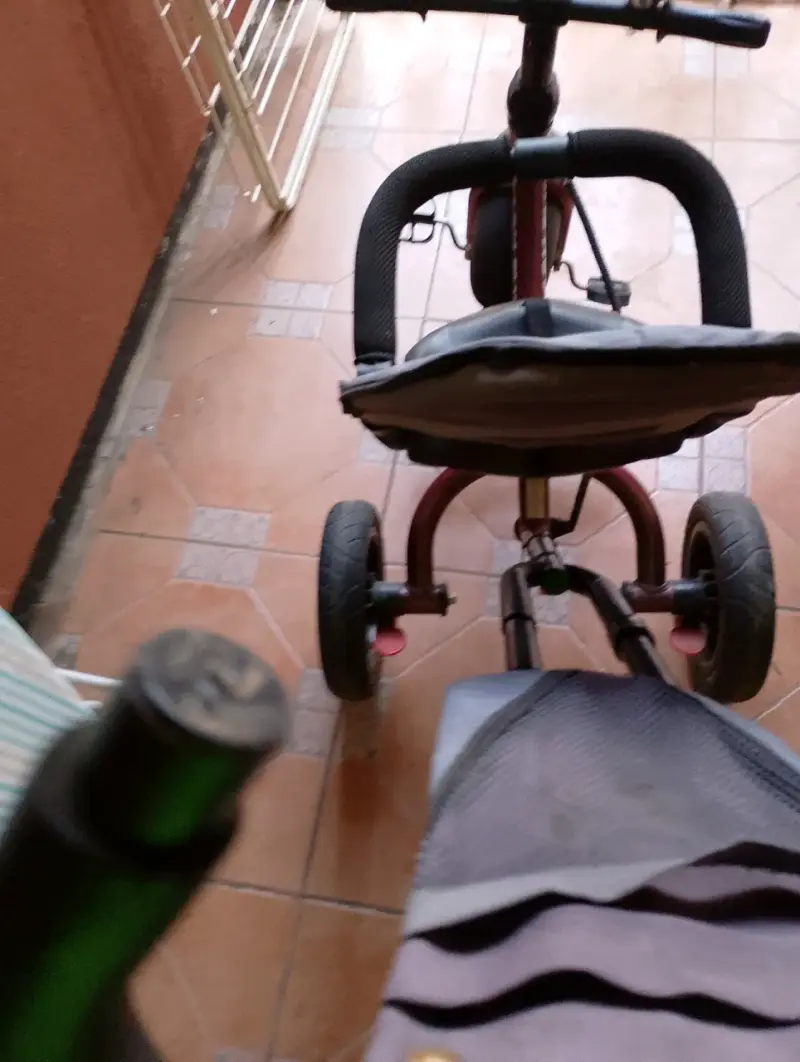 Triciclo para niños Baby Fun rojo con asiento cómodo - 1