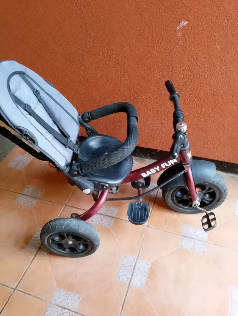 Triciclo para niños Baby Fun rojo con asiento cómodo - 2