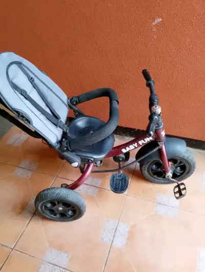 Triciclo para niños Baby Fun rojo con asiento cómodo - miniatura 2
