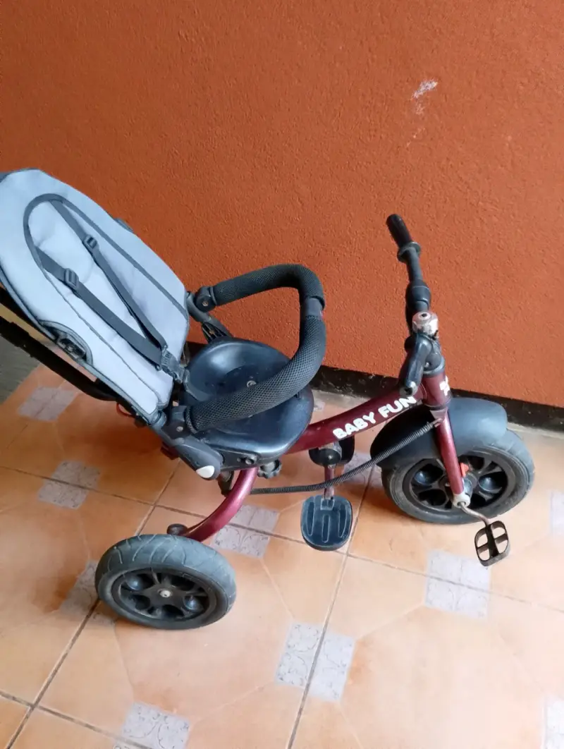 Triciclo para niños Baby Fun rojo con asiento cómodo - 3
