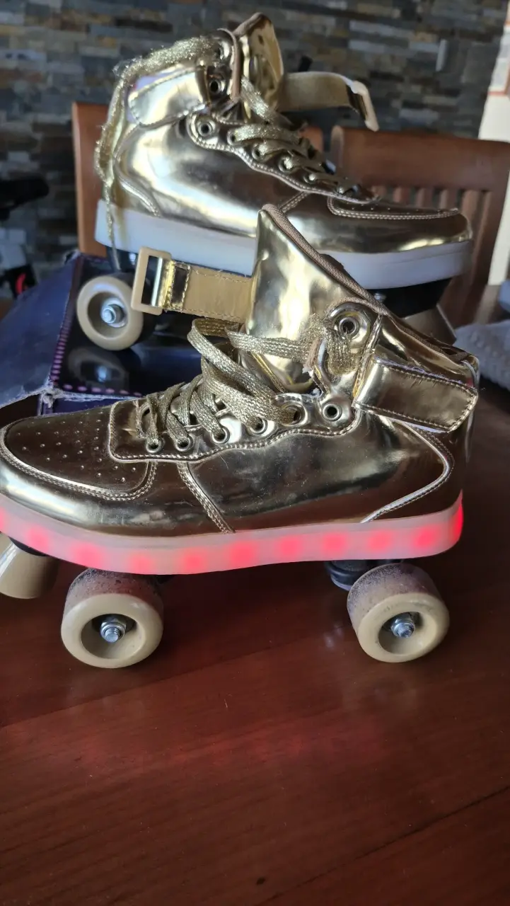 Patines de cuatro ruedas dorados con luces LED