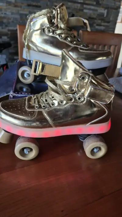 Patines de cuatro ruedas dorados con luces LED - miniatura 1