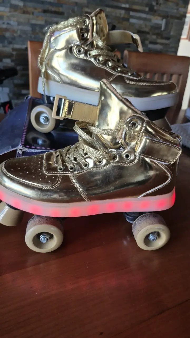 Patines de cuatro ruedas dorados con luces LED - 2