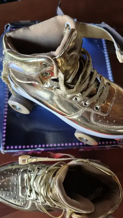 Patines de cuatro ruedas dorados con luces LED - miniatura 3