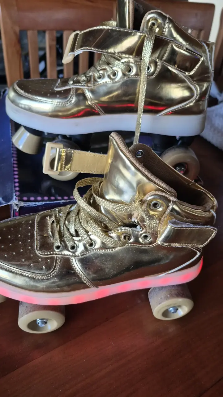 Patines de cuatro ruedas dorados con luces LED - 4