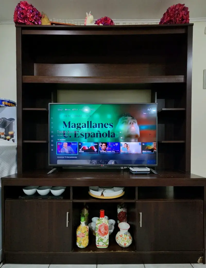 Mueble de TV de madera con estantes - 1