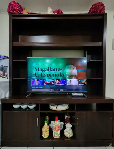 Mueble de TV de madera con estantes - miniatura 1