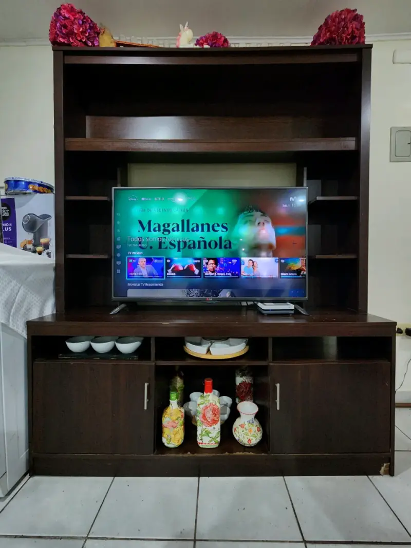 Mueble de TV de madera con estantes - 2