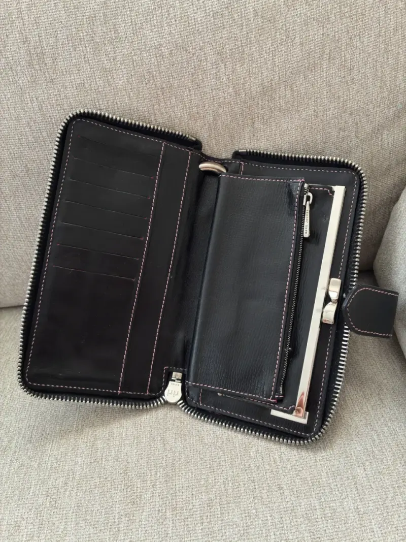 Billetera o clutch de cuero negra Marc Jacobs - 4
