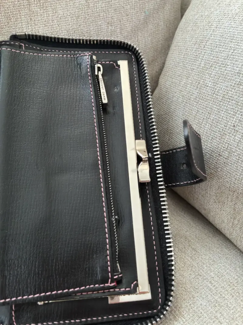Billetera o clutch de cuero negra Marc Jacobs - 5