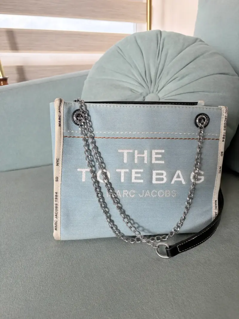 Bolso tote azul claro con cadena