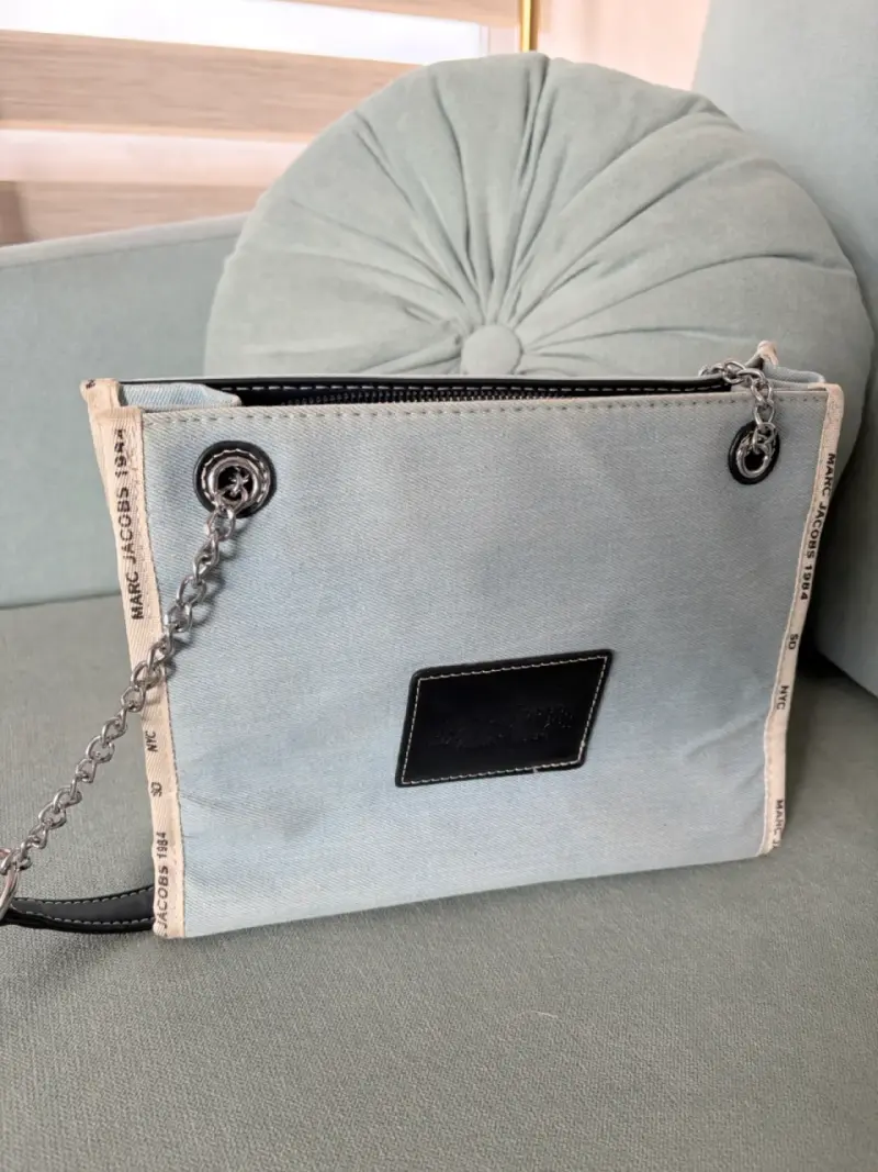 Bolso tote azul claro con cadena - 2