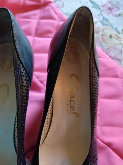 Zapatos de tacón negros con diseño perforado Cacel - miniatura 1
