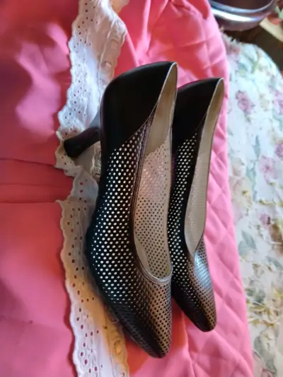 Zapatos de tacón negros con diseño perforado Cacel - miniatura 2