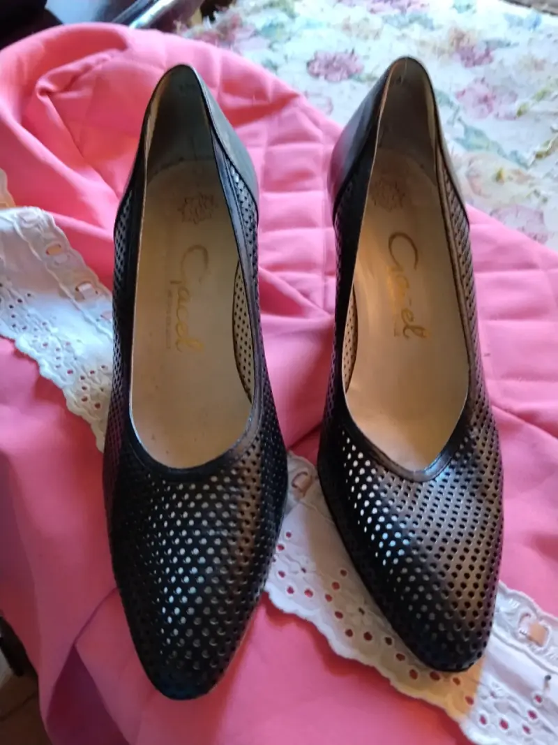 Zapatos de tacón negros con diseño perforado Cacel - 4