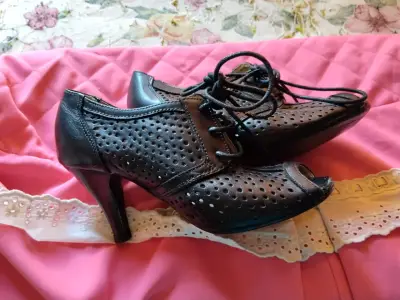 Zapatos de tacón Bruno Rossi negros con diseño perforado - miniatura 2