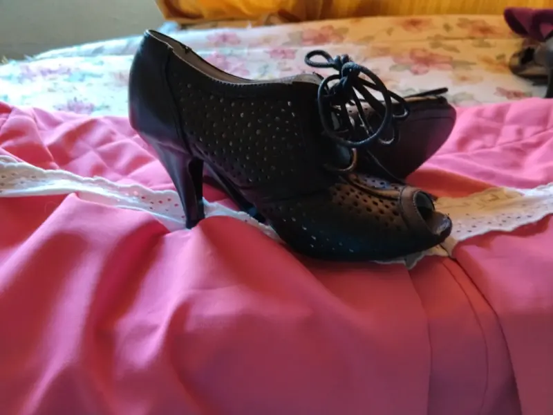 Zapatos de tacón Bruno Rossi negros con diseño perforado - 3