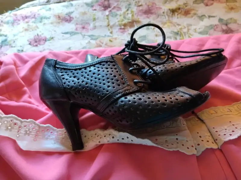 Zapatos de tacón Bruno Rossi negros con diseño perforado - 4