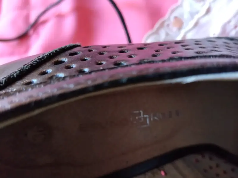 Zapatos de tacón Bruno Rossi negros con diseño perforado - 5