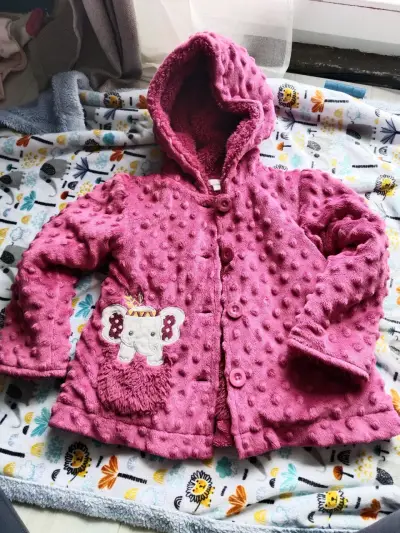 Abrigo de niña rosado con capucha y diseño de elefante - miniatura 1