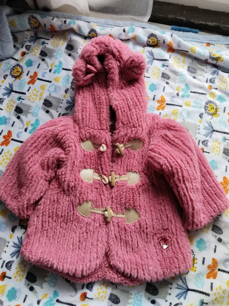 Abrigo de niña rosado con capucha y diseño de elefante - 2
