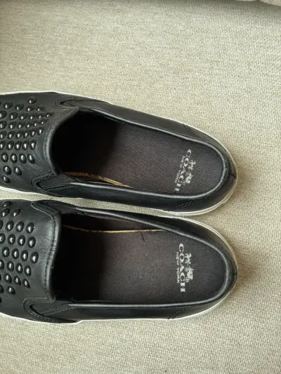 Zapatillas slip-on negras con tachuelas Coach - miniatura 4