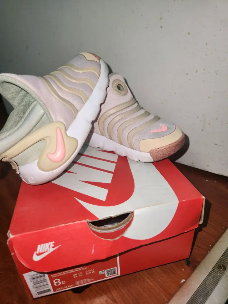 Zapatillas Nike Dynamo Go para niños color beige - 2