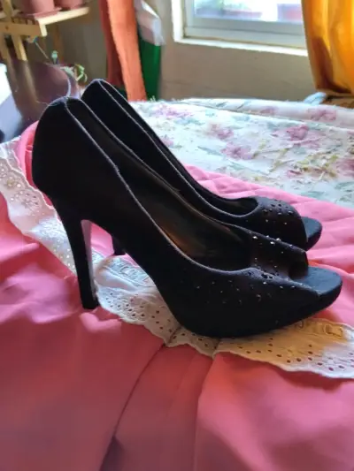 Zapatos de tacón alto negros con diseño elegante - miniatura 1