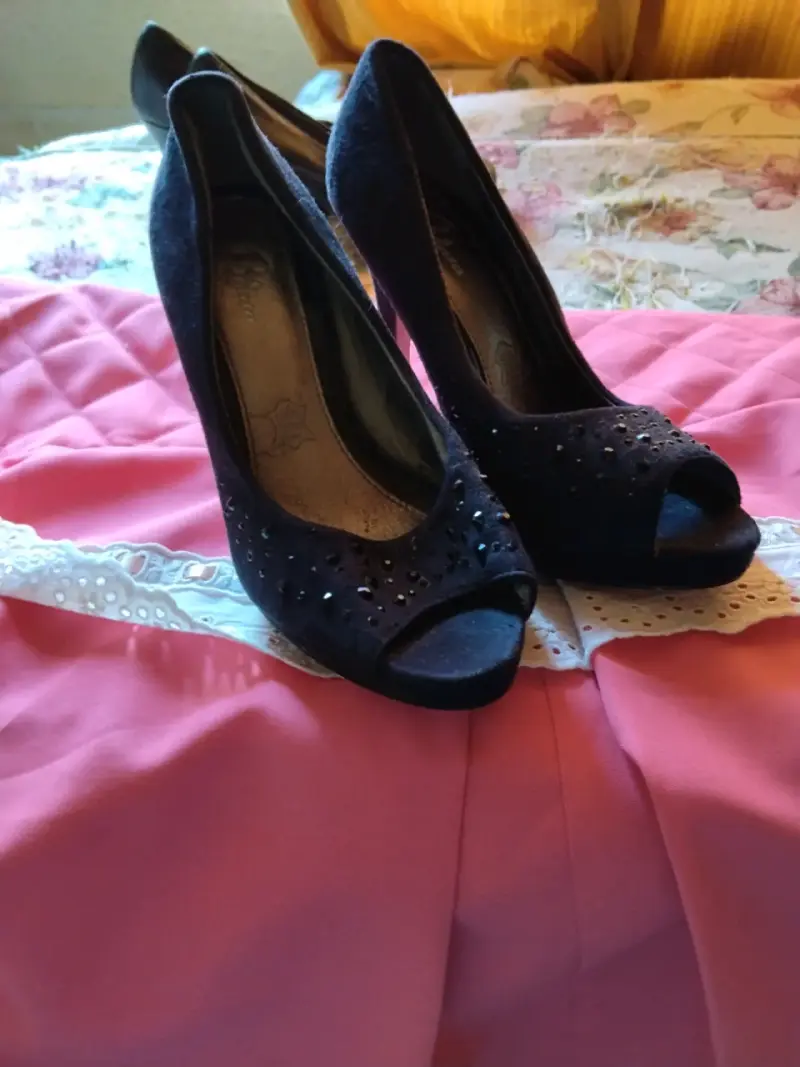 Zapatos de tacón alto negros con diseño elegante - 2
