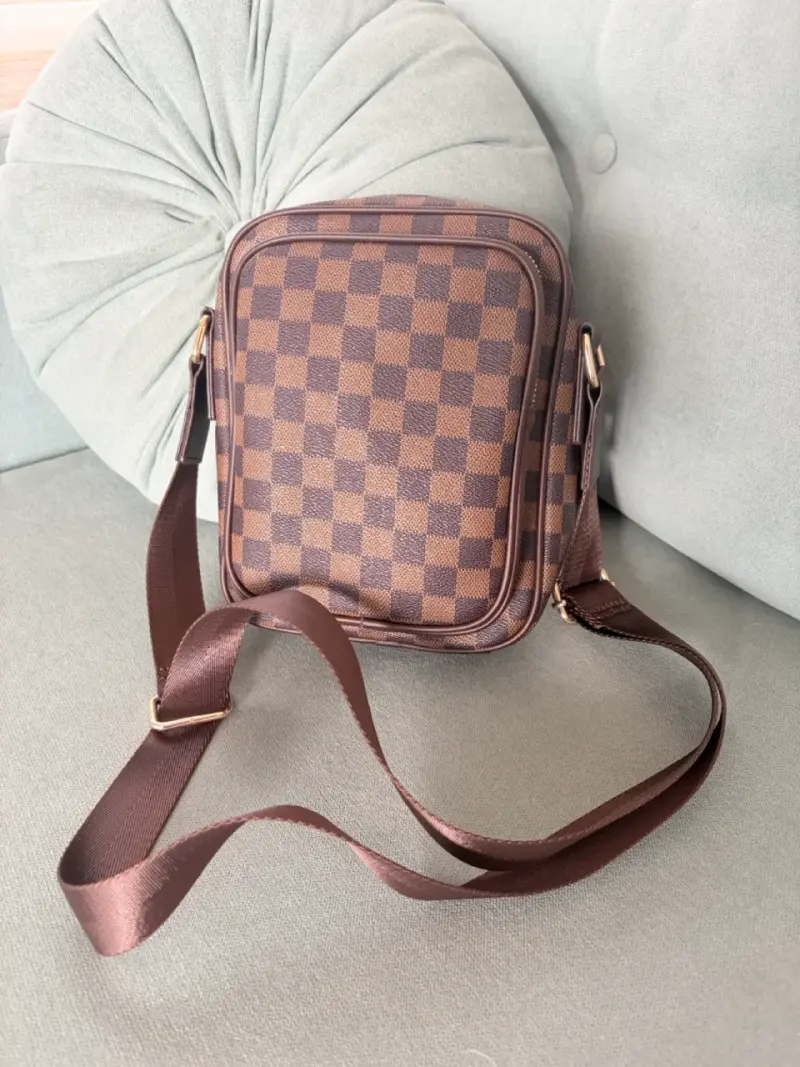 Bolso cruzado de cuadros marrón elegante