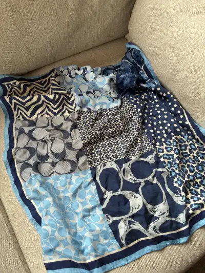 Pañuelo de seda azul estampado Coach - miniatura 3