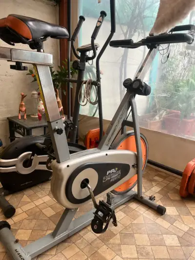 Bicicleta estática Pro Exercise con monitor digital - miniatura 1