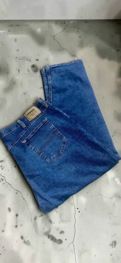 Jeans Wrangler azul clásico para hombre - miniatura 1