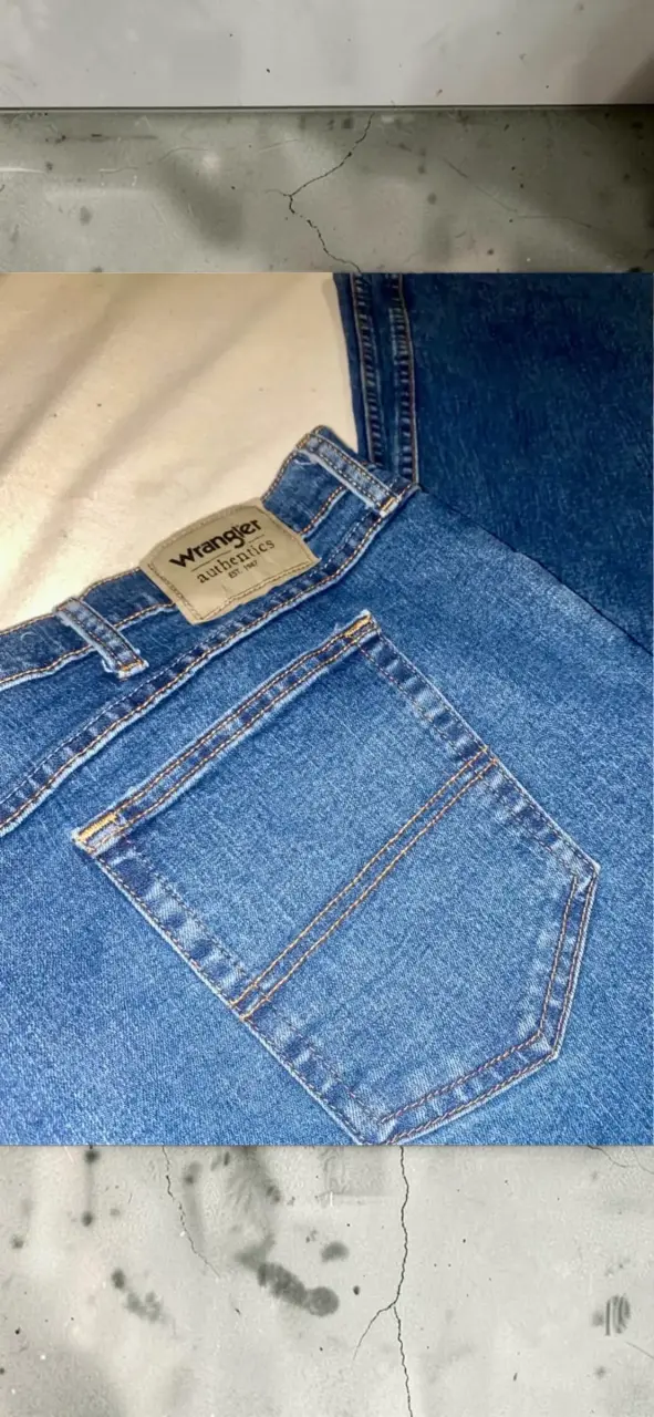 Jeans Wrangler azul clásico para hombre - 2