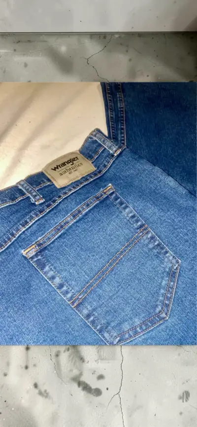Jeans Wrangler azul clásico para hombre - miniatura 2