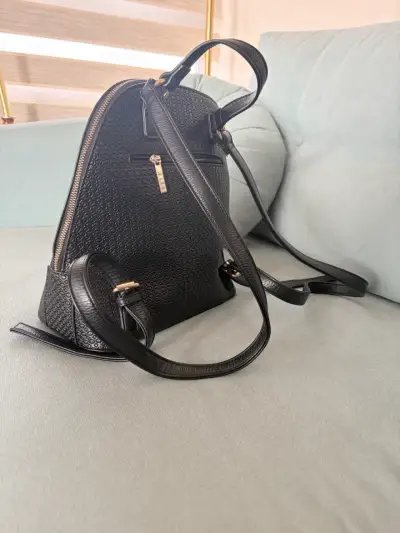 Mochila negra de cuero Elle con diseño texturizado - miniatura 2
