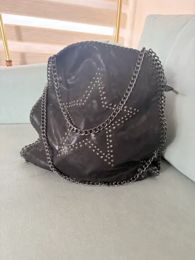 Bolso negro con cadena y diseño de estrella - miniatura 1