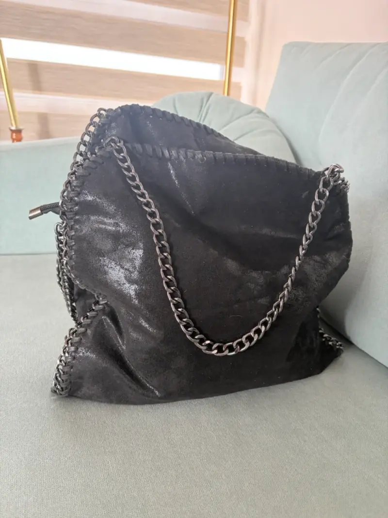 Bolso negro con cadena y diseño de estrella - 2
