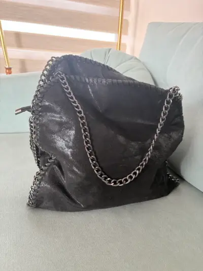 Bolso negro con cadena y diseño de estrella - miniatura 2