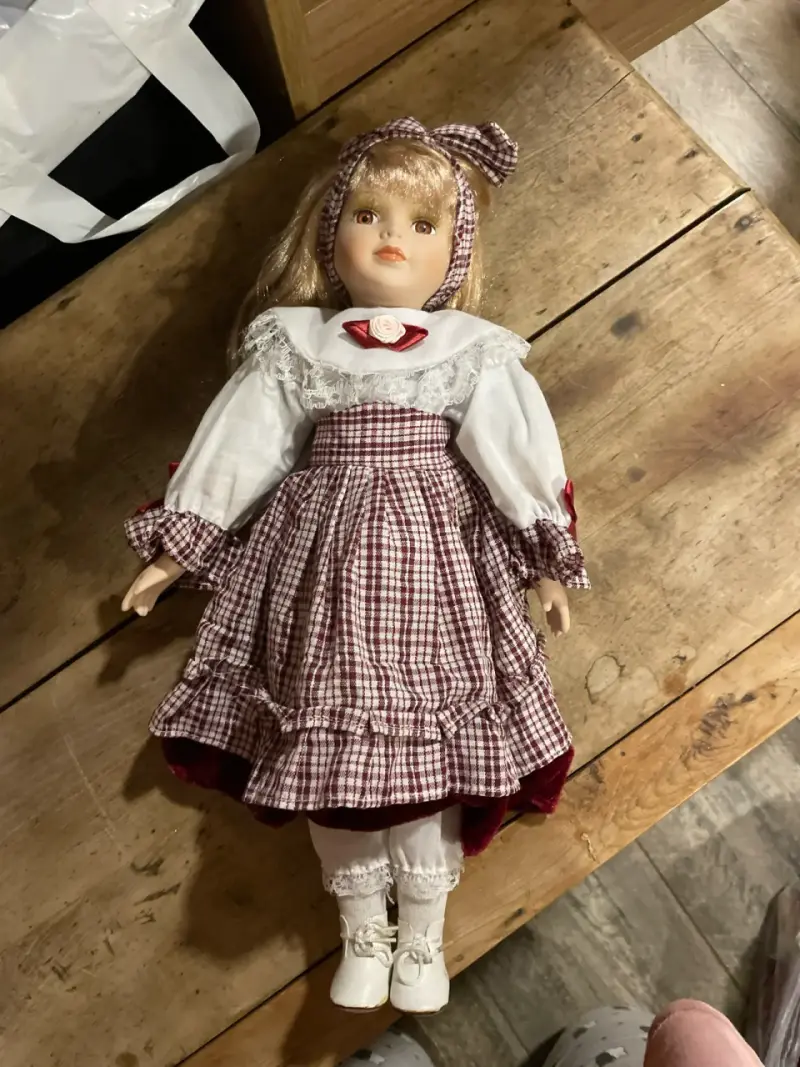 Muñeca de porcelana con vestido a cuadros - 2