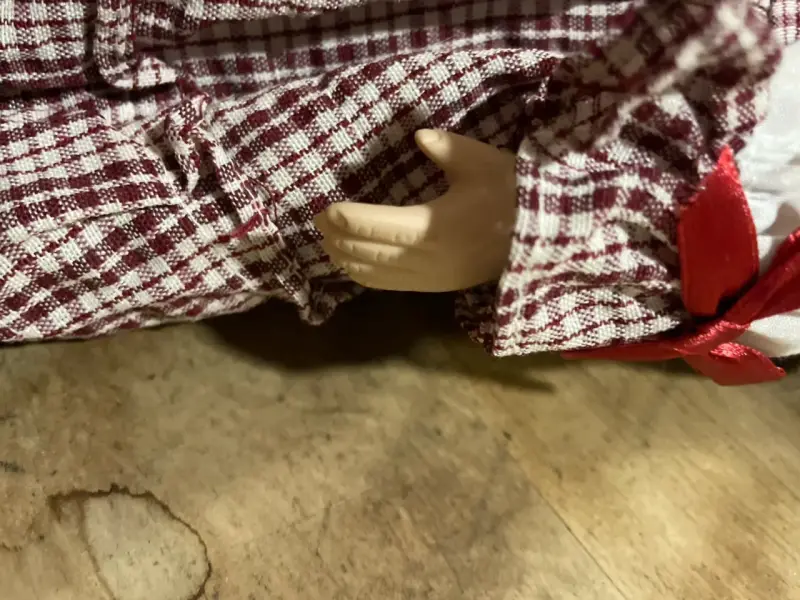 Muñeca de porcelana con vestido a cuadros - 3