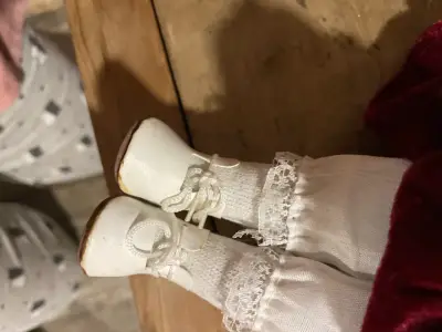 Muñeca de porcelana con vestido a cuadros - miniatura 4