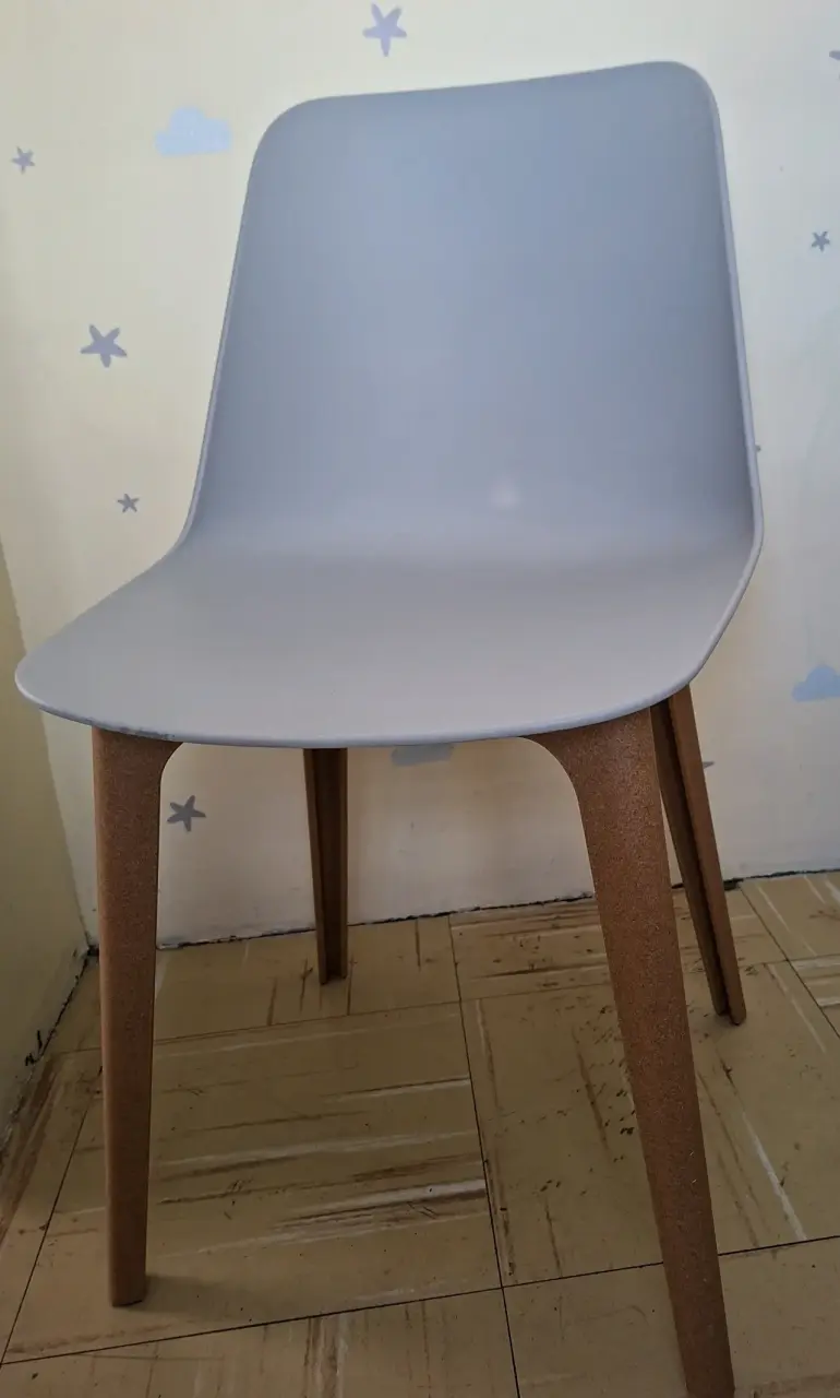Silla moderna gris con patas de madera - 1