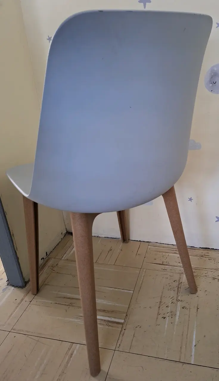 Silla moderna gris con patas de madera - 3
