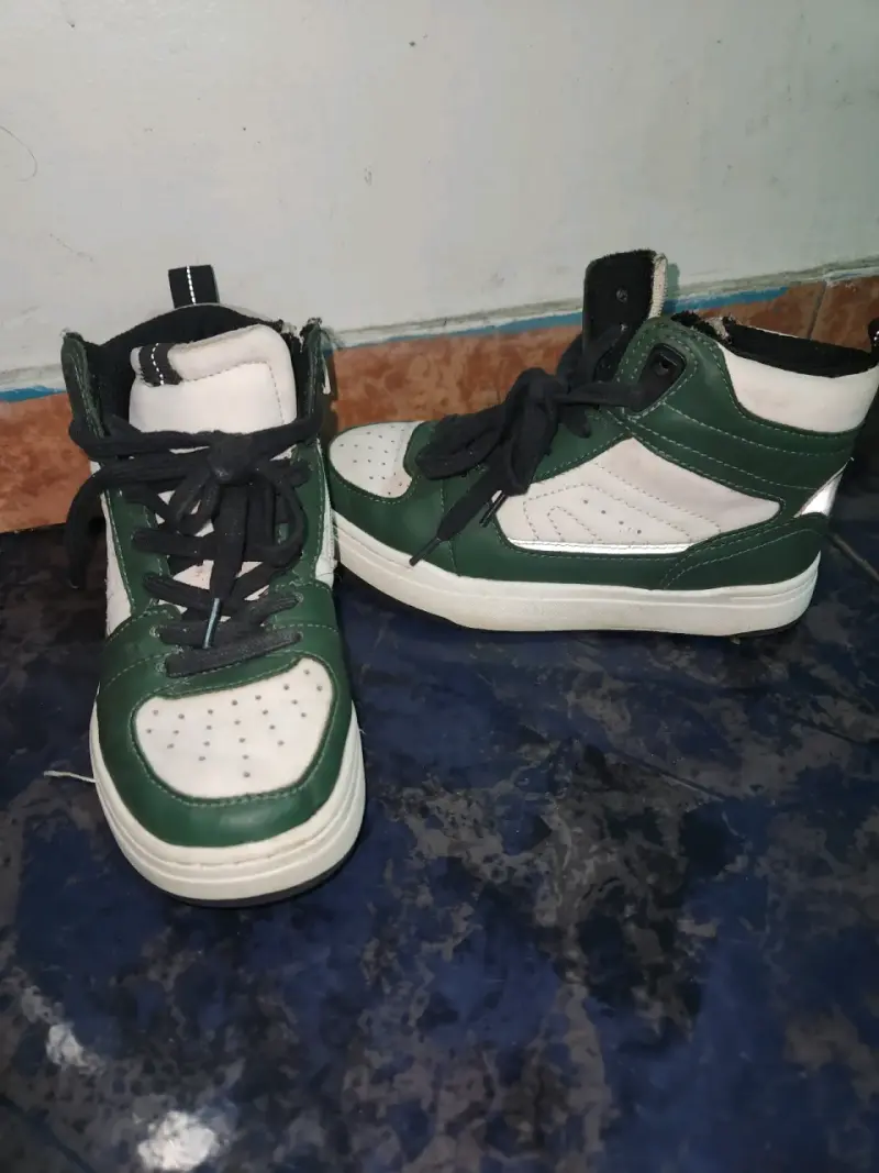 Zapatillas Zara verdes y blancas para niños
