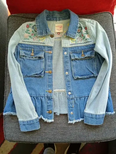 Chaqueta de mezclilla con bordado floral para mujer - miniatura 1